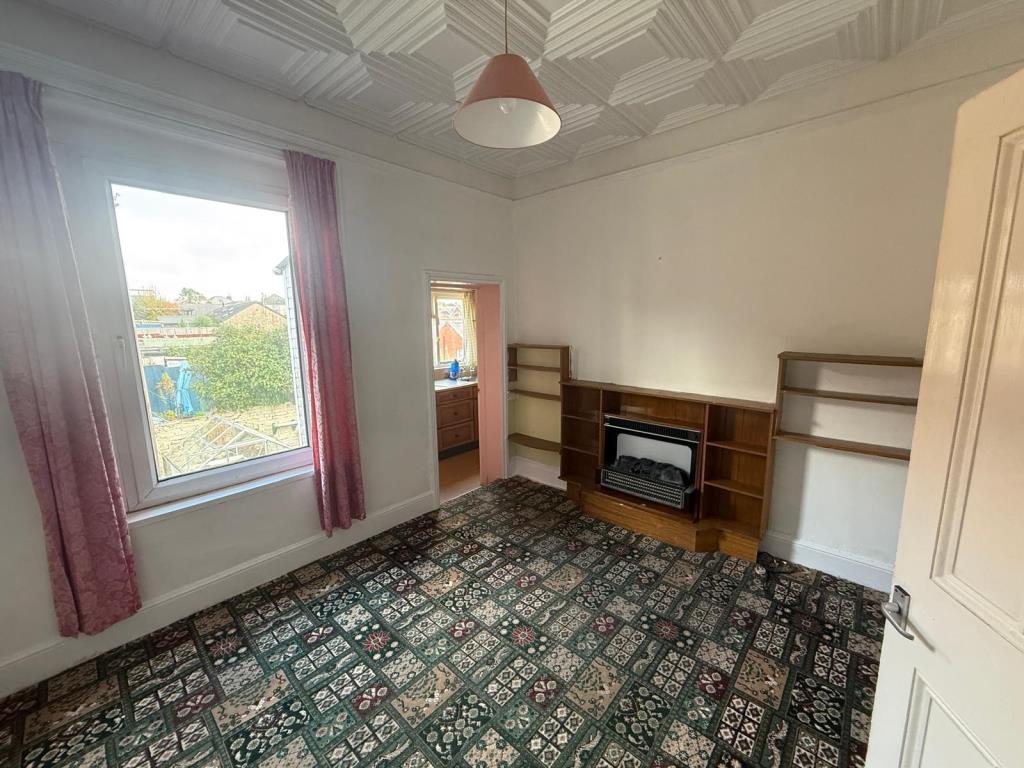 Lot: 97 - THREE/FOUR-BEDROOM TWO BATHROOM HOUSE FOR IMPROVEMENT - Bedroom 1